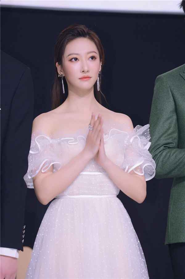  演员余玥亮相盛典 气质优雅仙气十足