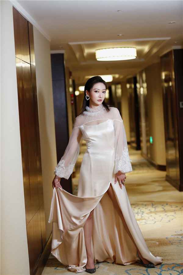  演员余玥亮相盛典 气质优雅仙气十足