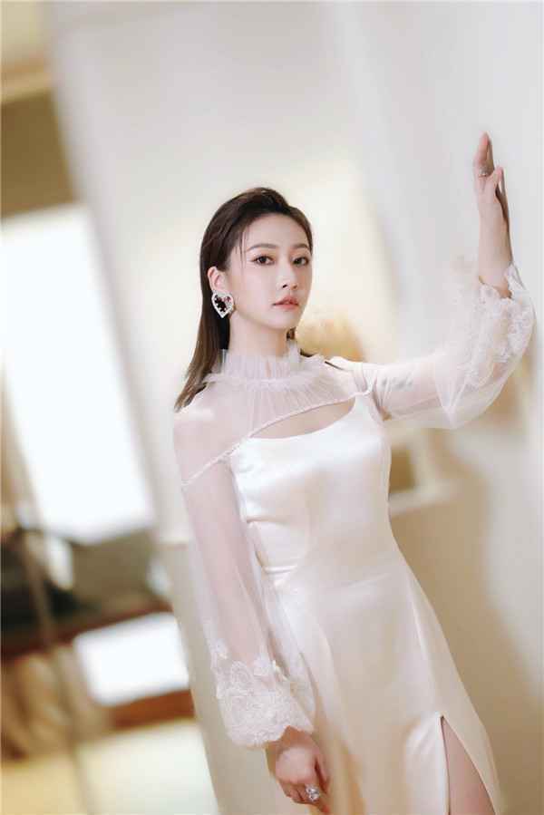  演员余玥亮相盛典 气质优雅仙气十足