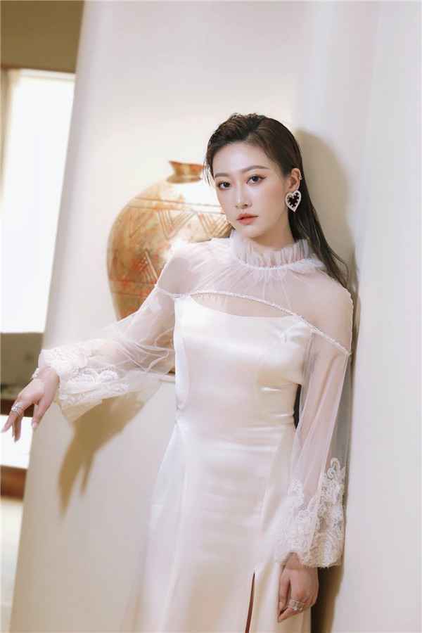  演员余玥亮相盛典 气质优雅仙气十足