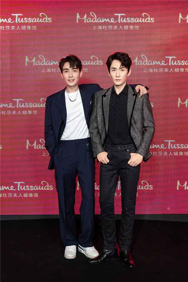  朱一龙揭幕首尊“心跳”蜡像