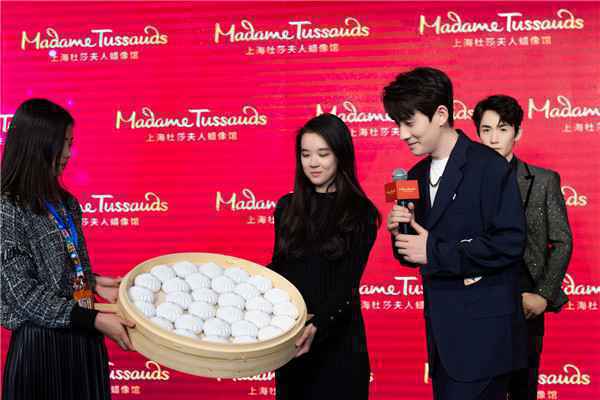  朱一龙揭幕首尊“心跳”蜡像