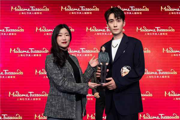  朱一龙揭幕首尊“心跳”蜡像