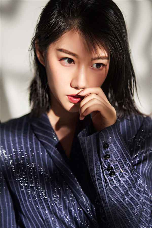  演员王婷造型简约时尚独具魅力