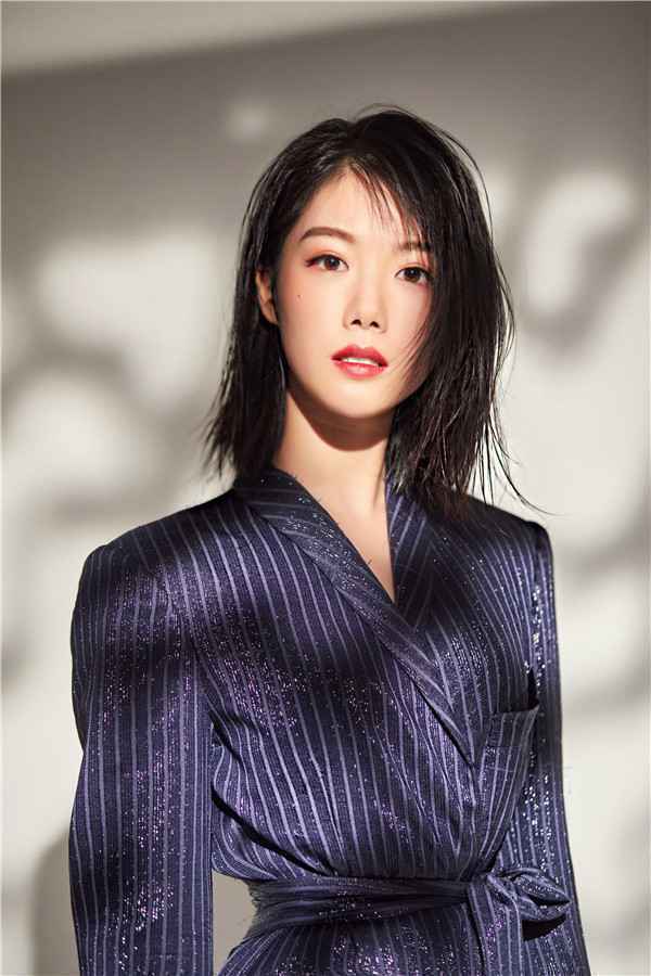  演员王婷造型简约时尚独具魅力