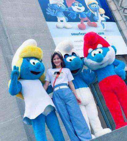 谢娜晒美照向粉丝道晚安 头戴可爱发箍笑容甜美