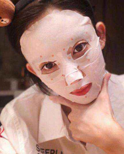 娜扎晒美照向粉丝道晚安 脸敷面膜手势娇俏可爱