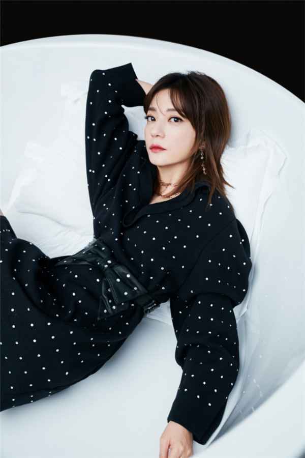  赵薇水钻波点裙大片释出