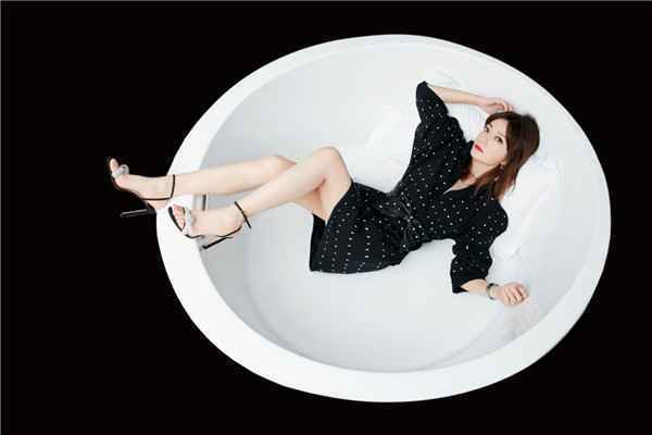  赵薇水钻波点裙大片释出