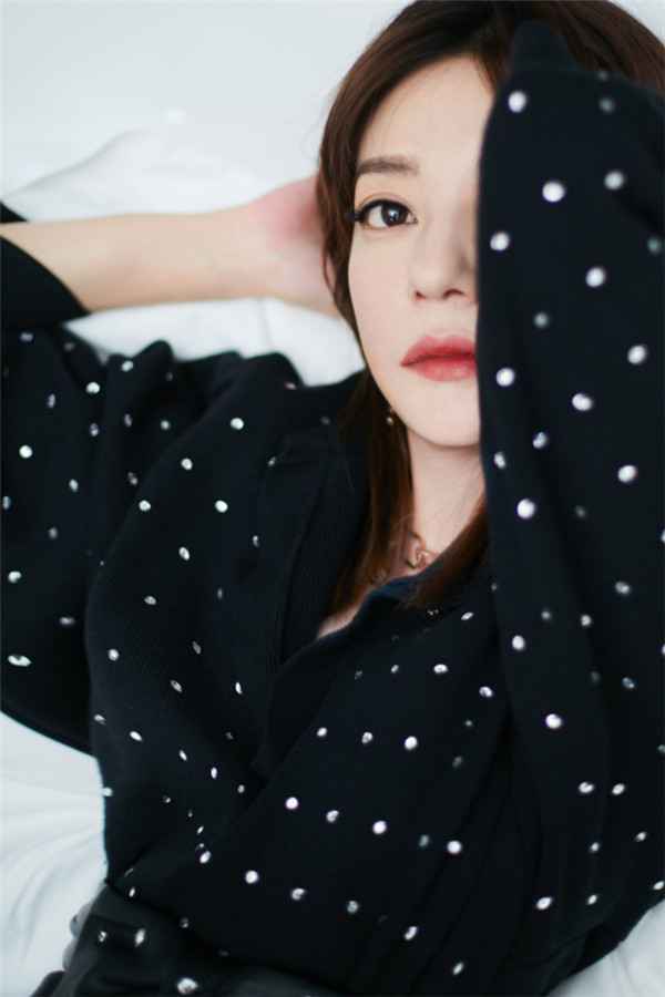  赵薇水钻波点裙大片释出