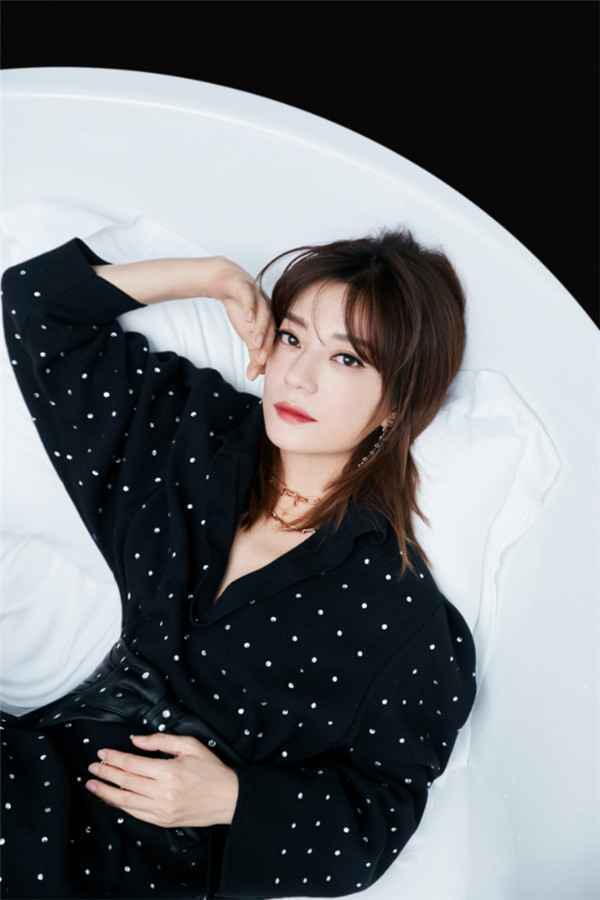  赵薇水钻波点裙大片释出