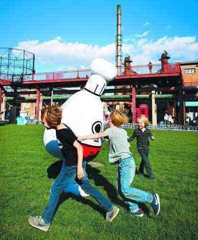 在北京751D-PARK老炉区，几名外国小朋友正在参与设计周中的互动体验活动。本报记者 方非摄