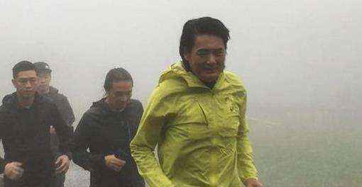 周润发淋雨跑步被偶遇 与路人大方合照被赞亲民