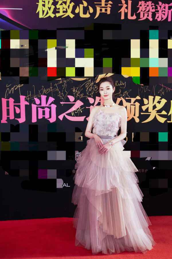  宋轶亮相时尚盛典 丸子头造型登热搜