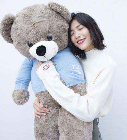 刘雯怀抱大熊玩偶似撒娇 闭眼微笑红唇抢镜很甜美