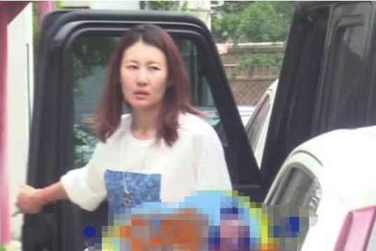 王宝强女友冯清开豪车素颜状态差 面容憔悴很显年纪
