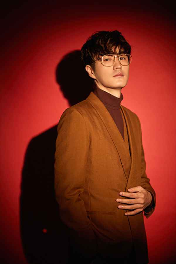  杨玏亮相国剧盛典 焦糖西装气质满分