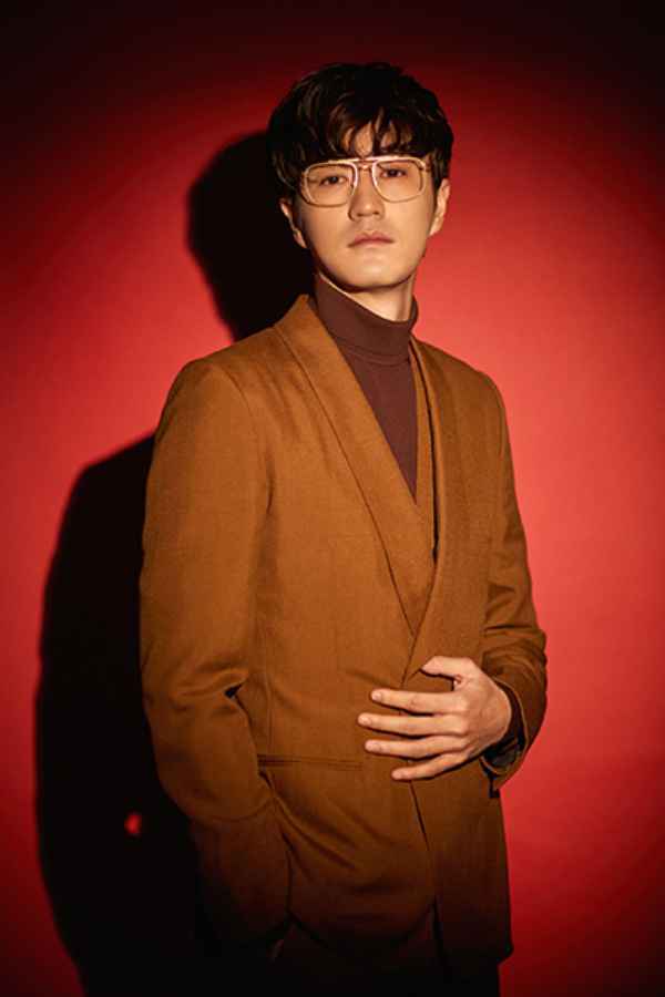  杨玏亮相国剧盛典 焦糖西装气质满分