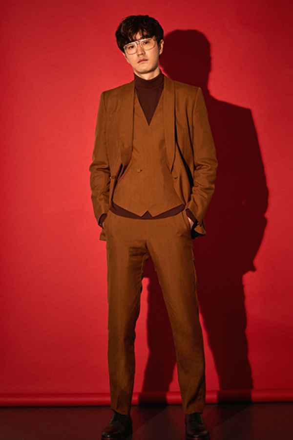  杨玏亮相国剧盛典 焦糖西装气质满分