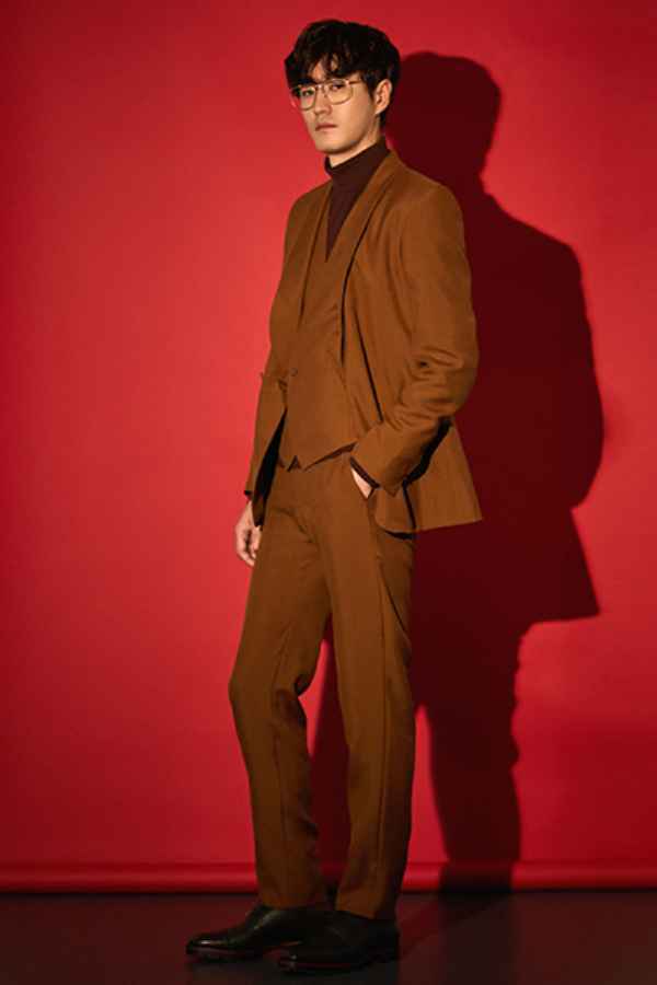  杨玏亮相国剧盛典 焦糖西装气质满分