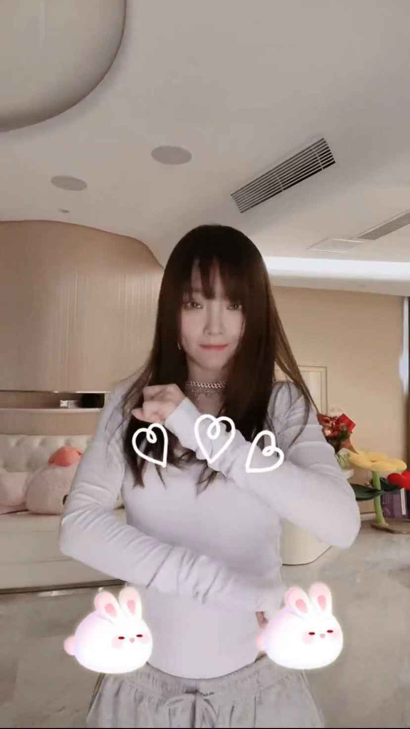 李小璐穿连体衣闺房热舞，动作妩媚，原来真的不怪Pigone