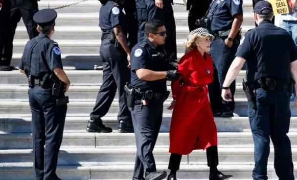 简方达被逮捕 向美国国会内隔空喊话