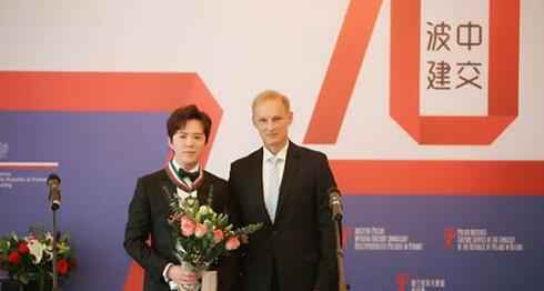 李云迪获金质勋章 第一位获此殊荣的中国钢琴家