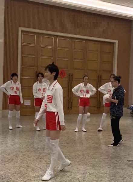 李宇春女排造型 和中国女排合影身姿笔直十分乖巧
