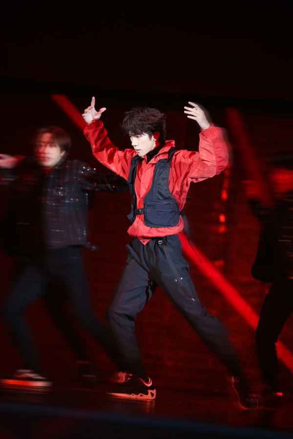  易烊千玺代言华为nova6 现场热舞燃爆全场