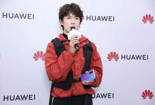  易烊千玺代言华为nova6 现场热舞燃爆全场