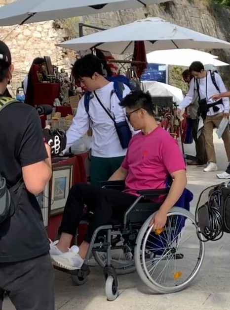 李晨坐轮椅 什么节目能伤者大黑牛另网友好奇