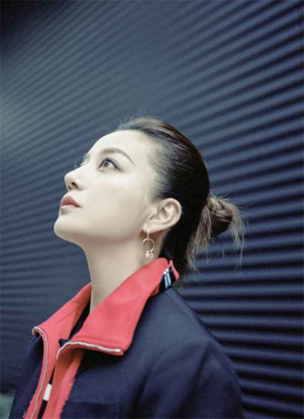 赵薇英伦大片释出 综艺引热议