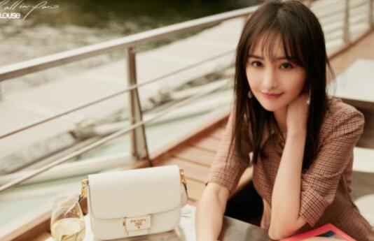 郑爽巴黎街拍 惊艳出彩别具一格