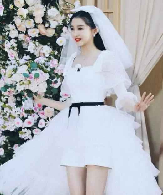 关晓彤婚纱造型