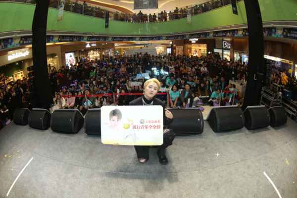 飞儿乐团“音乐面对面”打卡成都