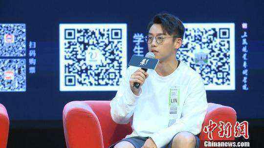 郑恺说自己在进组前有苦练书法。　康玉湛 摄