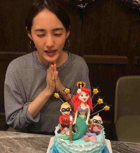 王棠云婚后迎首个生日 老公余文乐精心准备蛋糕