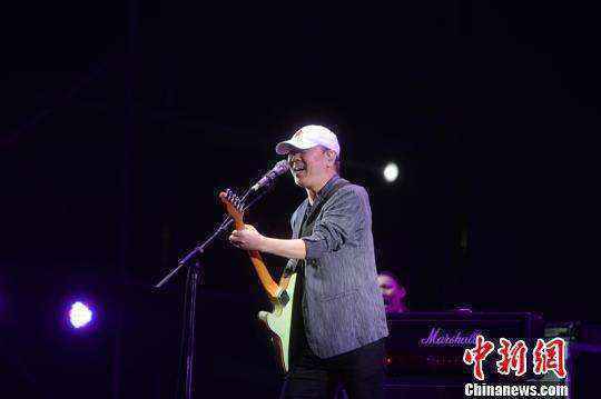 崔健在演出中。　王效 摄