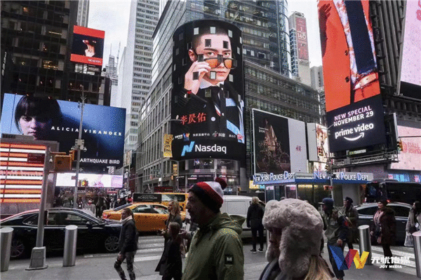  李昃佑生日会大显“戏精”本质