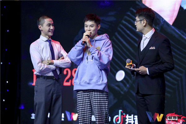  李昃佑生日会大显“戏精”本质