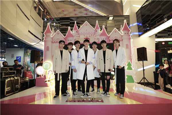  新鲜男团AGEBOY助阵2019动漫星城圣诞亮灯