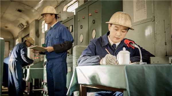  佟大为、蒋欣演绎机车人热血青春