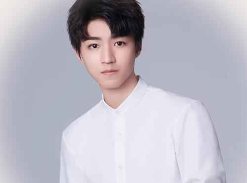 王俊凯20岁生日 王源和易烊千玺在零点准时打卡