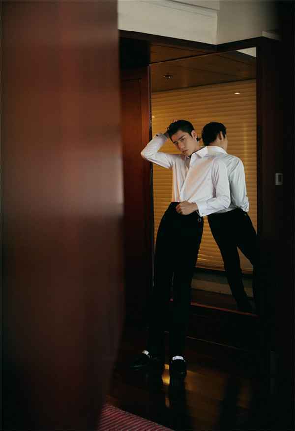  王子异丝绒西装出席时尚盛典