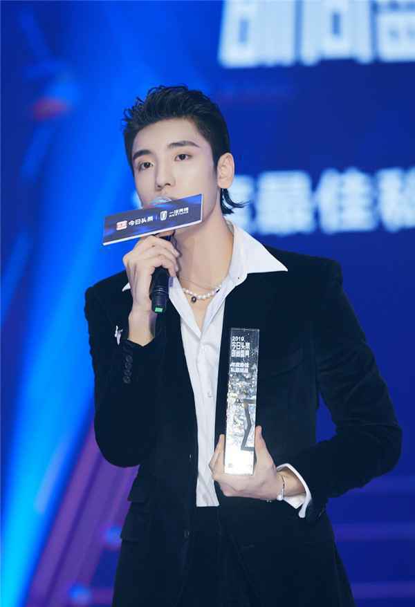  王子异丝绒西装出席时尚盛典