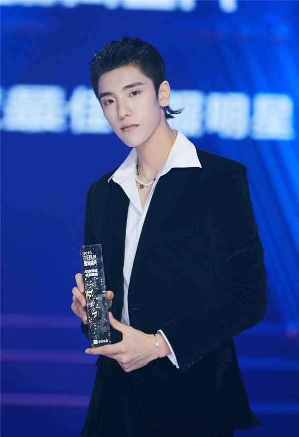  王子异丝绒西装出席时尚盛典