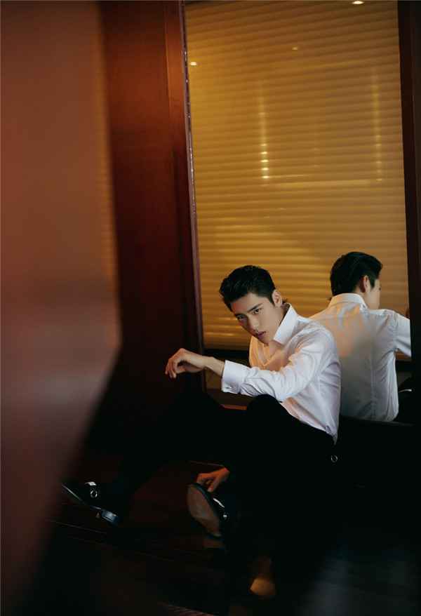  王子异丝绒西装出席时尚盛典