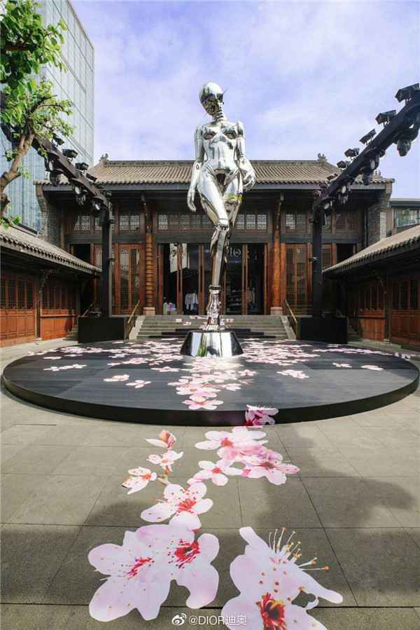  空山基大陆首次画展抢先剧透