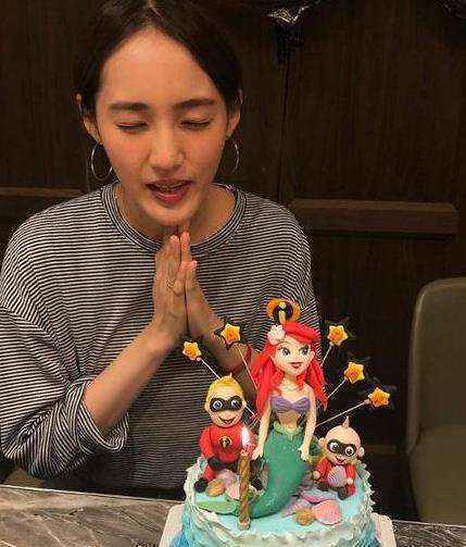 余文乐为妻子办生日派对 王棠云喜笑颜开闭眼许愿