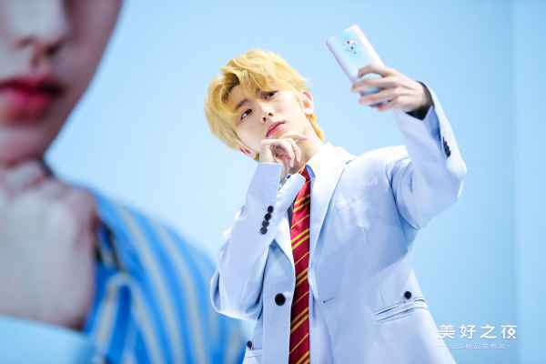  蔡徐坤出席vivo“美好之夜”新品发布会